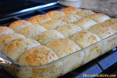 Quick Garlic and Parmesan Rolls Parmesan Rolls, Rhodes Rolls Recipes, Parmesan Dinner, Crazy Dough, Roll Dough Recipe, Rhodes Dinner Rolls, Dinner Roll Recipe, Rhodes Rolls, The Cookin Chicks