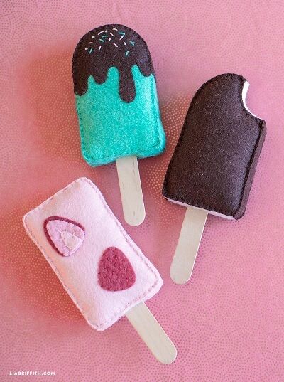 These Adorable DIY Felt Plushies are perfect for sewing beginners and even kids can make them! They also make great gifts for birthdays or any occasion! Diy Ice Cream Bar, Felt Plushies, Felt Food Diy, Felt Food Patterns, Ice Cream Bars, Felt Play Food, Diy Ice Cream, Felt Crafts Diy, Food Patterns