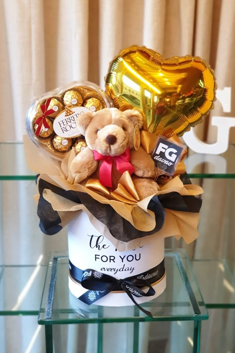 Gifted Flowers, Valentines Balloons Bouquet, Idea Valentines Day, Birthday Candy Bouquet, Chocolate Surprise, Valentines Gift Idea, Valentines Gift For Girlfriend, Gifts For Artists, Easy Birthday Gifts