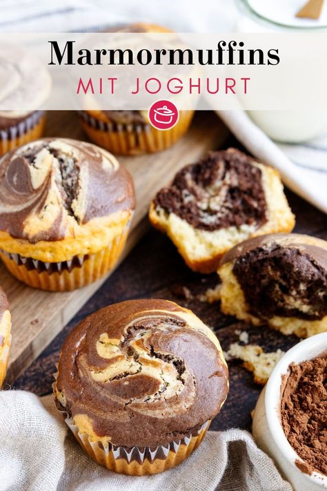 Mit diesem Rezept backst du saftige Marmormuffins mit Joghurt aus Rührteig. Sie sind schnell und einfach zubereitet und die ideale Kleinigkeit für die Kaffeetafel. Auch das schöne Marmormuster der fluffigen Muffins lässt sich ganz leicht zaubern. Wie das geht, zeigen wir dir auf eat.de. 🥰 Muffins Halloween, Muffins For Kids, Muffin Ideas, Halloween Muffins, Muffins Easy, Brownie Muffins, Cap Cake, Muffin Recipes Blueberry, Baking Sweets