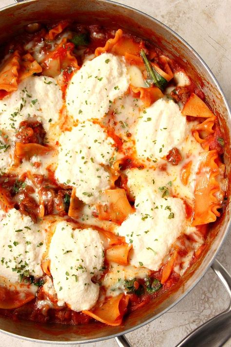 Easy One Pan Lasagna Recipe - quick and easy skillet version of everyone's favorite dish! Made with Italian sausage, delicious sauce, lasagna noodles and topped with cheese! Pan Lasagna Recipe, One Pan Lasagna, Pan Lasagna, Oven Ready Lasagna, Lazy Lasagna, Lasagna Noodles, Easy Skillet, Best Pasta Recipes, Meatballs Easy