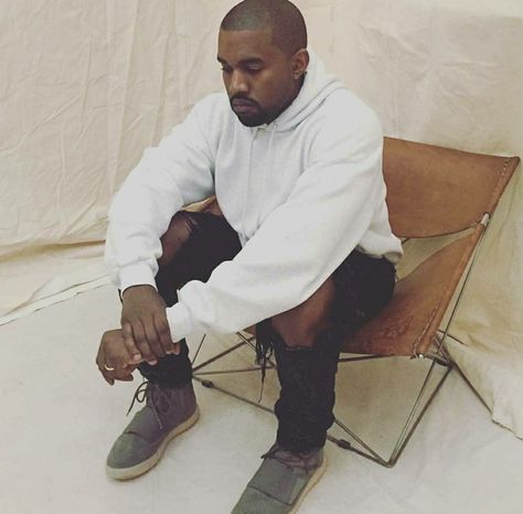 Kanye in chair Yeezy Szn, Kaney West, Kanye West Meme, Kanye Memes, Funny Kanye, Kanye West Funny, Black Jokes, Rap Aesthetic, Reaction Face