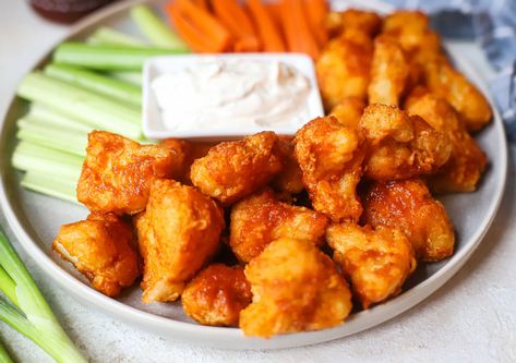 Sriracha Cauliflower, Unique Side Dishes, Cheese Alternatives, Cauliflower Bites, Fried Cauliflower, Sriracha Sauce, Cauliflower Recipes, Vegan Butter, Delicious Vegan Recipes