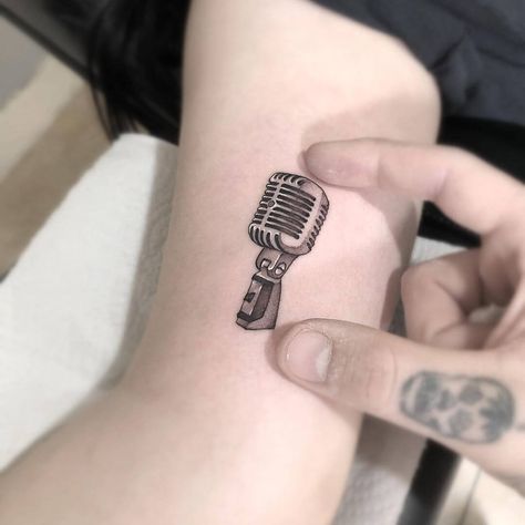 Vintage Microphone Tattoo, Microphone Tattoo Design, Tattoo Designs Music, Old School Microphone, Mic Tattoo, Small Microphone, Music Tattoo Ideas, Music Lover Tattoo, Microphone Tattoo