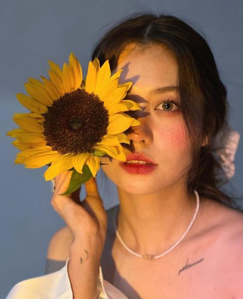 Person With Flower Head, Person With Flowers Reference, Flower Poses Photo Ideas, Person Holding Flowers, Person With Flowers, Yellow Girl, Graduation Picture Poses, Portrait Photoshoot, Human Poses Reference