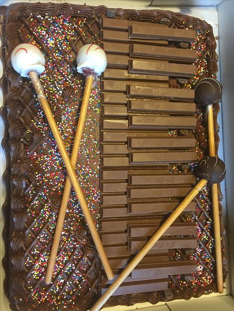 Marimba cake! Used a store bought cake. Used KitKat bars for marimba bars and used cake pops for mallets. Kitkat Bars, Music Themed Cakes, Marching Band Memes, Marching Band Humor, Band Jokes, Store Bought Cake, Music Jokes, Band Quotes, Grad Party Decorations