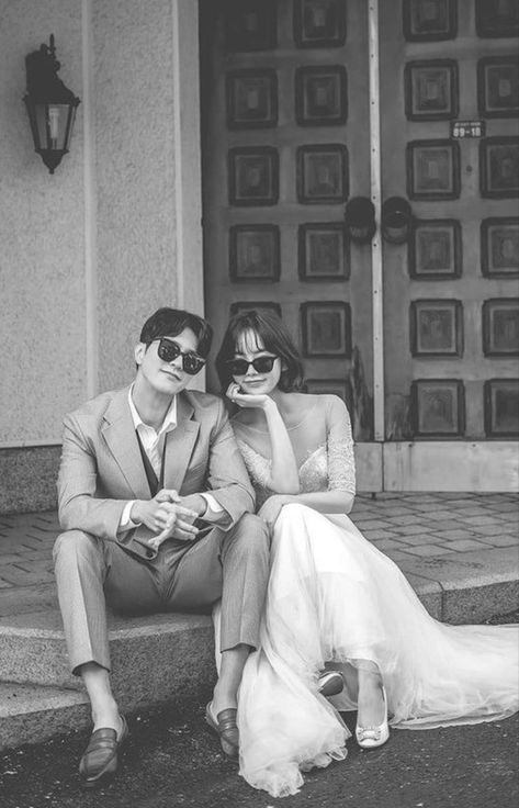 Courthouse Wedding Photos, Korean Wedding Photography, Pre Wedding Photoshoot Outfit, Wedding Photo Studio, Poses Wedding, Wedding Portrait Poses, Wedding Photoshoot Props, Pre Wedding Shoot Ideas, Pre Wedding Poses