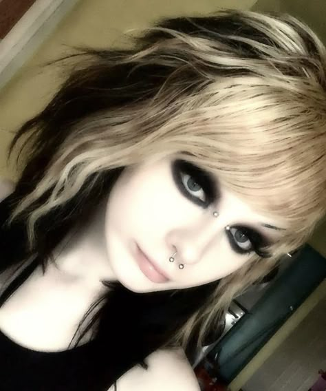 2000s Emo Makeup Looks, 2010 Emo Makeup, Scene Makeup Emo, Emo 2000s Makeup, Scene Girl Makeup, Nu Metal Makeup, Scene Makeup Looks, 2000s Emo Makeup, Emo Makeup 2000s