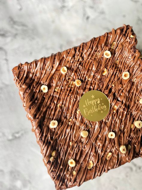 Bio For Cake Page On Instagram, Brownie Slab Decoration, How To Plate Brownies, Birthday Brownies Decoration, Brownie Cake Decoration, Brownie Cake Design, Brownie Decorating Ideas Design, Brownies Decoration Ideas, Brownie Decorating Ideas