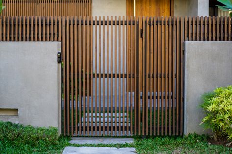 Minimalist Gate Design Modern, Vertical Fence Ideas, Modern House Fence, Contemporary Fence Design, Minimalist Gate, House Fencing, House Fences, House Fence, House Fence Design