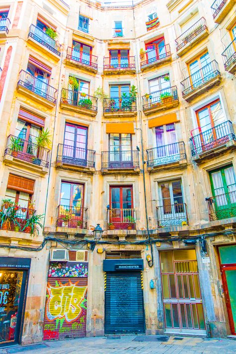 The Palau de la Música Catalana is nestled right in the heart of Barcelona’s Gothic Quarter. Barcelona Gaudi, Colorful Things, Gothic Quarter Barcelona, Barcelona Spain Travel, Spain Photography, Gothic Quarter, Spain Travel Guide, Colorful Places, Palau