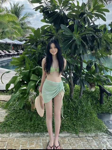 Ulzzang Beach Outfit, Sea Outfit Summer Korean, Twist Workout, Swimming Pool Outfit, Beach Photo Inspiration, Pool Outfits, Beachy Outfits, Summer Picture Poses, Beach Pictures Poses