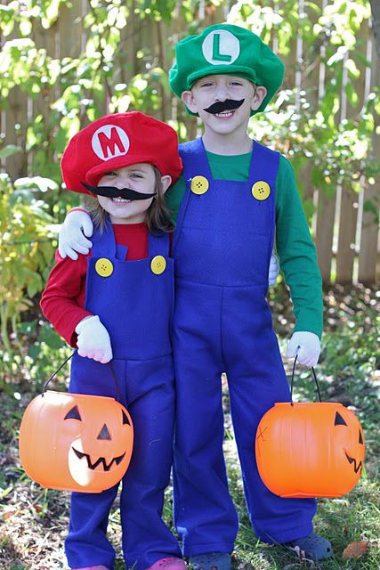 Mario and Luigi costumes #DIY Mario And Luigi Costumes, Mario Brothers Costumes, Character Tutorial, Boys Halloween Costumes Diy, Super Mario Costumes, Mario Und Luigi, Luigi Costume, Sibling Halloween Costumes, Mario Costume