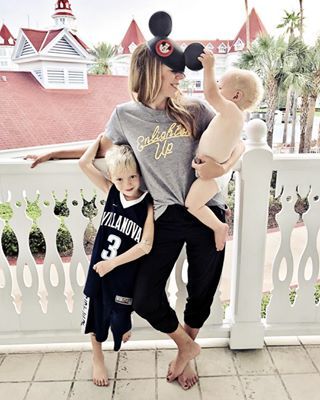 Mom Outfits Disney World, Mom Disney Outfit Spring, Mom Disney Outfit, Disney Mom Outfit, Cute Disney Outfits For Women, Walt Disney World Outfits, Outfits For Disney, What To Wear To Disney, Mom Outfits Fall