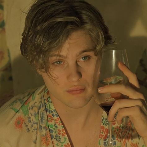 Michael Patt as Matthew in The Dreamers (2003) Michael Pitt The Dreamers, The Dreamers 2003, Michael Pitt, Dark Academy, The Heart Of Man, The Secret History, Red Flag, Funny Games, The Dreamers