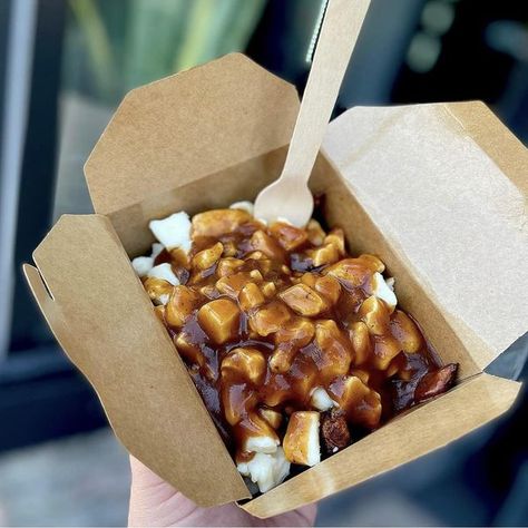 Les VRAIs amis de la poutine (sans censure) | Recette de sauce poutine maison | Facebook Scrumptious Food, Yummy Comfort Food, Poutine, Theme Park, Comfort Food, Sauce, Yummy Food, Cheese, Collage