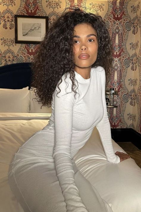 Tina Kunakey Hair, Shades Of Brunette, Cancun Outfits, Tina Kunakey, Smart Outfit, Curly Hair Inspiration, Long Natural Hair, Girl Inspiration, Married Woman