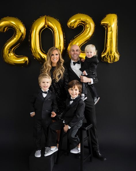 Family holiday photography Nye Family Photoshoot, New Years Eve Outfits Family, New Years Eve Family Photoshoot, Family New Year Photo Shoot, New Year Family Photo Ideas, New Years Family Photoshoot, Photo Shoot Outfits, Family New Years Eve, Blogger Ideas