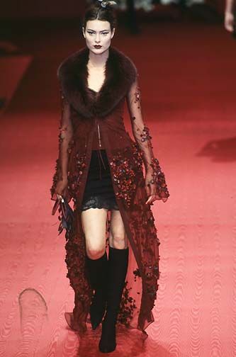 Red And Black Fashion, Fashion Vampire, 1997 Fashion, Red Boots Outfit, Dolce And Gabbana Runway, Dolce And Gabbana Fashion, 90s Runway Fashion, Runway Fashion Couture, Runway Outfits