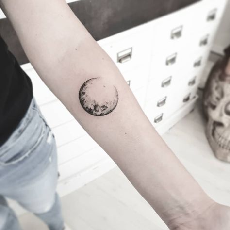 🖤Fly me to the Moon 🖤 . . #besttattoos #besttattoostyles #besttattooartist #dark #moon #moontattoo #moontattoos #tatuajesluna… Moon Sleeve Tattoo Men, Bicep Moon Tattoo, Dark Moon Tattoo, Moon Tattoo Men, Fly Me To The Moon, Mehndi Tattoo, Tat Ideas, Dark Moon, Tattoo Sleeve Men