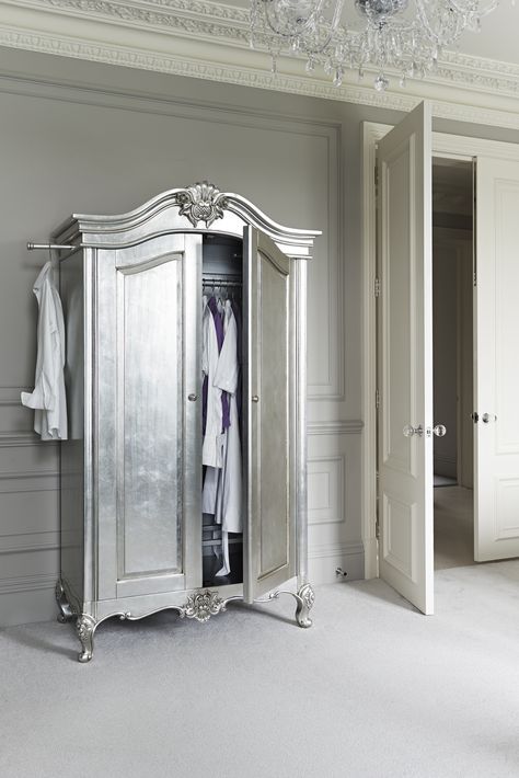 Metallic Wardrobe Design, Mirrored Bedroom Cupboards, Mirror Armoire Wardrobe, Antique Mirror Fitted Wardrobe, Cupboard Clothes, Silver Wardrobe, Gilded Furniture, Amazing Interiors, Circu Magical Furniture