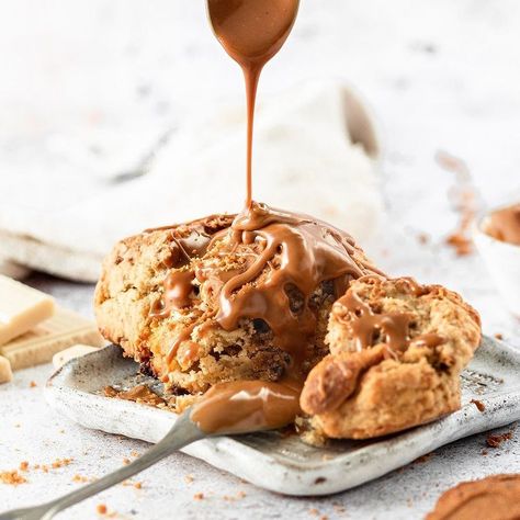 WHITE CHOCOLATE & BISCOFF SCONE RECIPE😋🤤 For the recipe visit @fortheutterloveoffood #recipe #foodie #foodstagram #cheatday #foodblogger… Biscoff Scones, Low Fat Vegan Recipes, Vegan Scones, Vegan Biscuits, Chocolate Yogurt, Vegan White Chocolate, Cake For Breakfast, Finger Sandwiches, Baking Inspiration