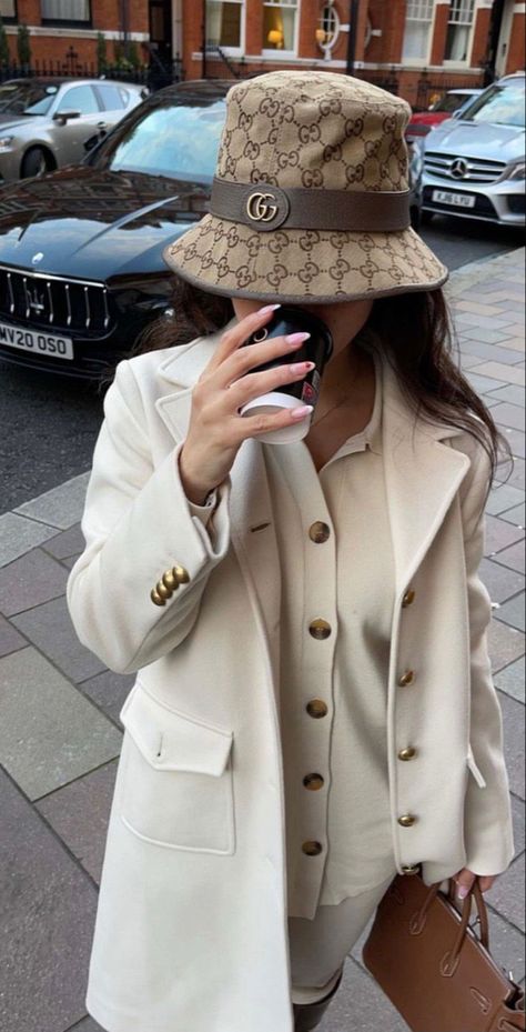 Gucci Hat Outfit Women, Bucket Hats Outfits, Gucci Bucket Hats, Classy Elegant Outfits, Beer Outfit, Cap Outfit, Beige Outfit, Dark Feminine Aesthetic, Arab Fashion