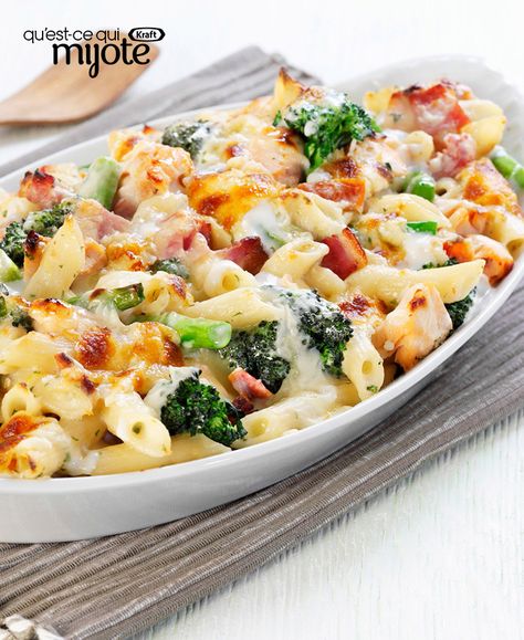 Casserole de pâtes au jambon, au brocoli et au fromage #recette Broccoli Pasta Bake, Cheesy Ham, Ham Steaks, Salad Mixed Greens, Baked Pasta Recipes, Broccoli Pasta, Pasta Casserole, Cheese Dishes, Broccoli Casserole