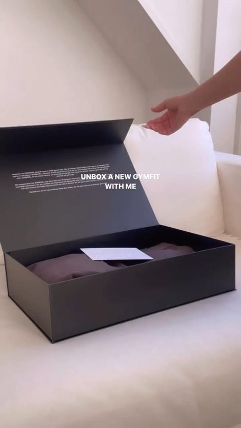 Influencer Unboxing Ideas, Brand Reels Ideas, Ugc Pricelist, Faceless Ugc Content, Ugc Content Clothing, Shipping Box Ideas, Unboxing Packaging Ideas, Unboxing Clothes, Unboxing Ideas