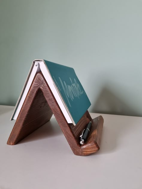 Functional triangle, book holder, lectern, elegant and comfortable to place, our triangle is made of solid walnut-stained wood, measures 21 x 18 x 15, available in other colours and customisable Book Triangle Holder, Wood Book Holder, Book Stand Diy, Book Stand Ideas, Book Holder, Book Stand, Book Stand Design, Wood Book Stand, Crafty Christmas Gifts