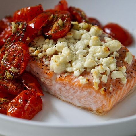 Feta Roasted Salmon and Tomatoes Salmon Feta Bake, Salmon Pasta Bake, Oven Salmon, Feta Cheese Recipes, Feta Recipes, Salmon Pasta, Salmon And Rice, Food Insecurity, Roasted Salmon