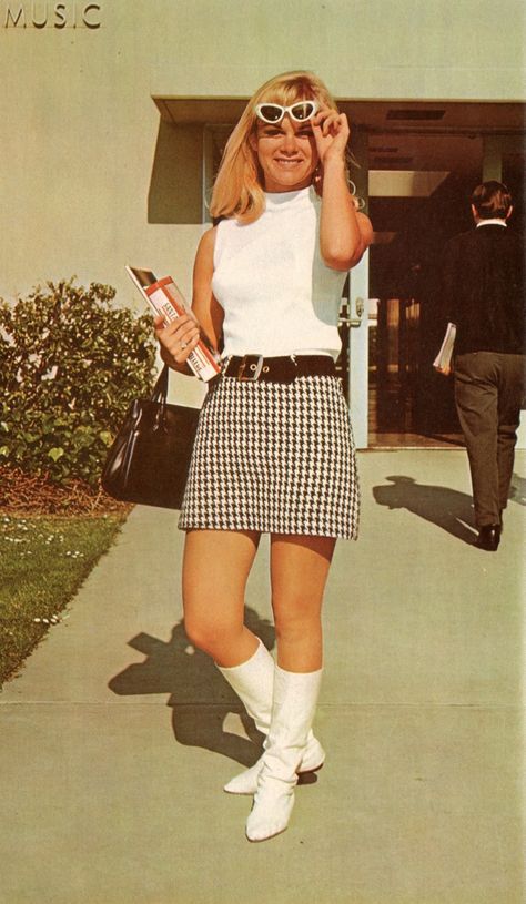 Mode Coachella, Outfits 60s, 1960s Fashion Women, 60s Outfits, 60’s Fashion, Look 80s, Adidas Hose, 60s 70s Fashion, 80’s Fashion