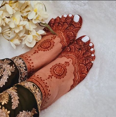 Mehendi Feet Design, Palm Henna Designs Arabic, Henna Designs Arabic, Leg Mehndi Design, Leg Mehendi, Leg Mehendi Design, Feet Henna, Palm Henna Designs, Palm Henna