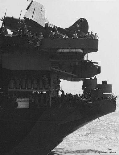 WWII | 1939/45 - View of the USS HANCOCK (CV-19)'s stern, po… | Flickr Sb2c Helldiver, Uss Hancock, Uss North Carolina, Uss Lexington, Naval Force, Ww2 Planes, Leyte, Ww2 Aircraft, United States Navy