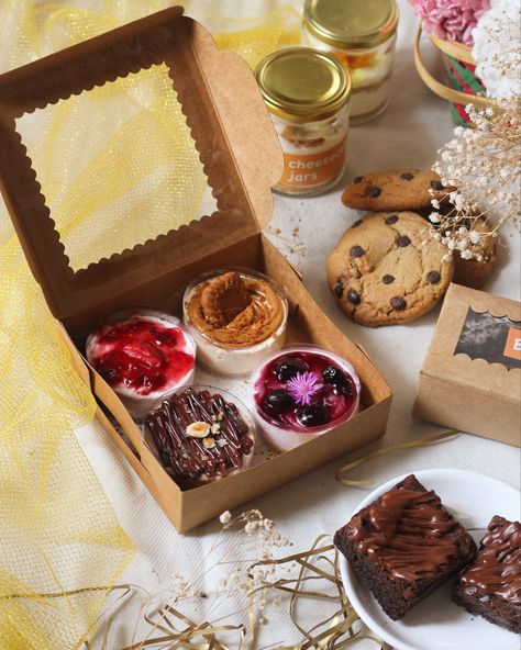 Dessert Gifting Ideas, Diwali Food Hamper Ideas, Diwali Cake Hampers Ideas, Diwali Sweets Packaging Ideas, Bakery Hamper Ideas, Dessert Gift Box Ideas Diy, Dessert Hampers Ideas, Diwali Hamper Ideas For Bakers, Diwali Cake Hampers