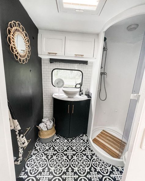 Caravan Interior Design by @sarahemilyinteriors - If you're planning on doing a caravan interior makeover, you'll love all these caravan interior ideas by the amazing @SarahEmilyInteriors. Caravan interior design, Caravan interior decor, Caravan interior colours. Caravan Interior Ideas, Caravan Interior Design, Caravan Bunk Beds, Caravan Bathroom, Caravan Bunks, Caravan Renovation Diy, Caravan Interior Makeover, Diy Caravan, Caravan Living