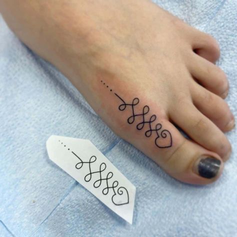 Artsy Black Ink Toe Tattoo Feet Tattoos For Women Minimalist, Small Toe Tattoos, Animal Finger Tattoo, Big Toe Tattoos For Women, Toe Ring Tattoos For Women, Foo Lion Tattoo, Toe Tattoos For Women Simple, Simple Foot Tattoos For Women, Big Toe Tattoo