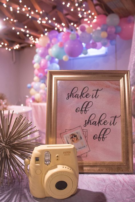 shake it off, shake it off- Polaroid picture book area. 1989 Themed Party Taylor Swift, Taylor Swift Birthday Party Ideas 1989, Taylor Swift Lover Party Ideas, Taylor Swift Bachelorette Party Decorations, Taylor Swift Themed Birthday Party Lover, Taylor Swift Themed Birthday Party 1989, 1989 Release Party, Taylor Swift Photobooth Props, Eras Theme Party