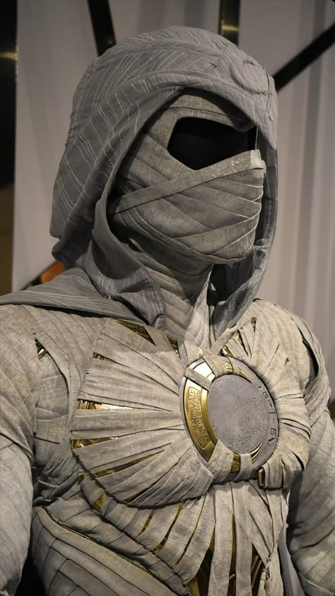 Moon Knight Costume Diy, Moon Knight Suit, Moon Knight Mask, Moon Knight Cosplay, Aquaman Comic, Queen Of Halloween, Moon Knight Costume, Armadura Cosplay, Marvel Moon Knight