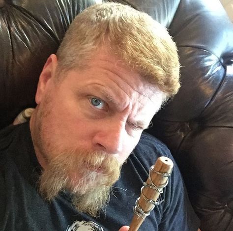 Abraham holding mini Negan bat. #Awesomeness Michael Cudlitz, Happy Birthday Michael, Walking Dead Characters, The Walkind Dead, Abraham Ford, Dead Pictures, Walking Dead Tv Series, Walking Dead Memes, Walking Dead Cast