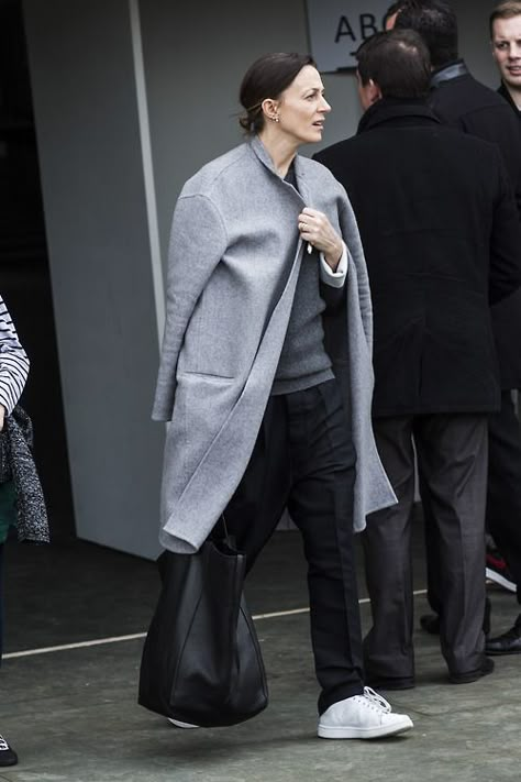 Cotonblanc: Phoebe Philo exits Tennis Club de Paris after the... Coat Styling, Sneak Attack, Mode Tips, Fall Inspiration, Phoebe Philo, Minimal Chic, 가을 패션, Fashion Mode, Looks Style