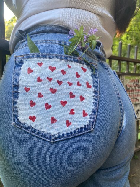 DIY Jeans Pocket Painting, Painted Jean Pockets, Jean Pocket Painting, Clothes Painting, Custom Jeans Diy, Jean Art, Senior Jeans, Jean Pocket Designs, Pink Drawing