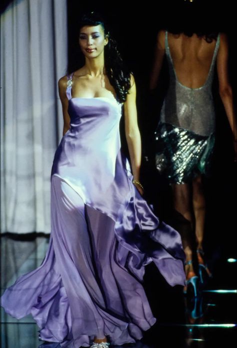 Versace Spring 1995, Versace 90s, Versace Runway, High Fashion Runway, Versace Spring, 90s Runway Fashion, Runway Fashion Couture, Claudia Schiffer, Donatella Versace