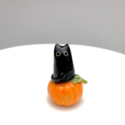 A cute Halloween classic mini figurine for cat lovers:) Product Information  Handmade porcelain, fired at midfire range (2160F/1180C). Dimensions The average height of this sculpture is about 1 and 3/4"~ 2"(4.5cm~5cm). Materials Porcelain Clay Underglaze Colors Mid-Fire Glaze Gold Overglaze Care Instructions While porcelain clay is durable, it is not shatter-proof. Please display and handle with care! The bear may be washed with soap and water if needed. *PLEASE NOTE Because this is a handmade i Diy Fall Clay Crafts, Mini Clay Halloween, Halloween Clay Sculpture, Halloween Clay Figures, Easy Halloween Clay Ideas, Clay Art Halloween, Clay Figures Cute, Spooky Clay Projects, Fall Clay Crafts