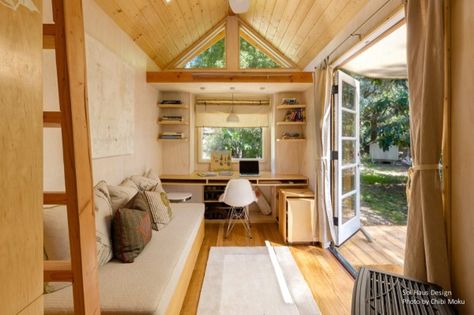 Woman Living Simply in Off Grid Tiny Home on Wheels Photo Design Case Mici, Design Casa Piccola, Couch Ideas, Tiny House Interior Design, Tiny House Inspiration, Set Sofa, Tiny House Movement, Tiny Spaces, Tiny House Interior