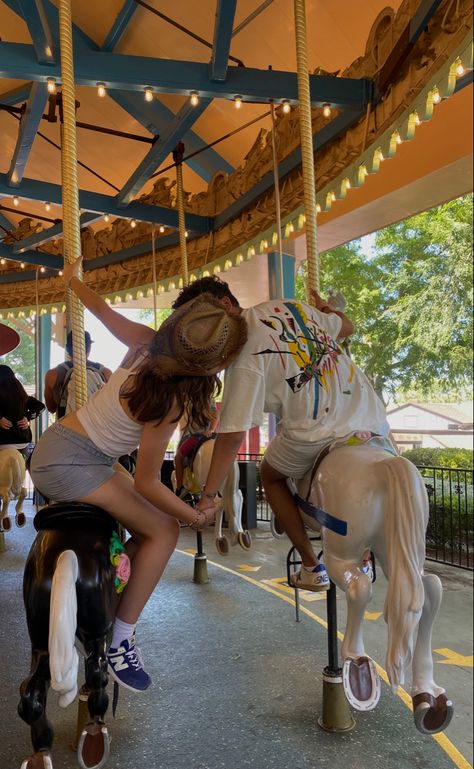 couple kissing on a carrusel in Six Flags | couple photo insto | cute couple phtos | cowboy hat | couple inspo Six Flags Couple Pictures, Fair Pictures Ideas Couple, Fair Couples Photoshoot, Couple Fair Pictures, Six Flags Aesthetic, Fair Couple Pictures, Fair Photoshoot, Fair Pictures, Couple Inspo