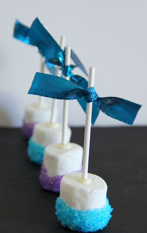 FROZEN Hot Chocolate and Sparkle Marshmallows #FrozenFun #shop #cbias Frozen Themed Food, Frozen Bday Party, Disney Frozen Party, Frozen Themed Birthday Party, Disney Frozen Birthday, Frozen Hot Chocolate, Frozen Theme Party, Frozen Movie, Marshmallow Pops