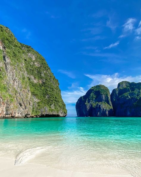 Phi Phi Early Bird!!🌴By Speedboat Take an early bird group excursion to see the Phi Phi Islands’ splendor without the crowds of visitors 📍Phi Phi Island 📍Maya Bay 📍Phi Phi Viewpoint 📍Bamboo Island Special we do have guide speaking: ▶️English ▶️French ▶️Dutch ▶️Spanish ▶️Unsere Touren beinhalten auch eine Begleitung in deutscher Sprache 𝐂𝐨𝐧𝐭𝐚𝐜𝐭 𝐮𝐬 ☎ 𝐖𝐡𝐚𝐭𝐬𝐚𝐩𝐩 : +𝟔𝟔 𝟗𝟓 𝟎𝟑𝟖 𝟓𝟓𝟑𝟓 🌐https://www.phuketdreamcompany.asia/tours/phiphi-island-early-bird-maya-bamboo/ #PhiPhiIsland #MayaBay #BambooIsla... Phiphi Thailand, Phi Phi Islands, Phi Phi Island Aesthetic, Phi Phi Island Hotel, Island Hopping From Phuket, Phi Phi Island, Phuket Thailand, Speed Boats, Phuket