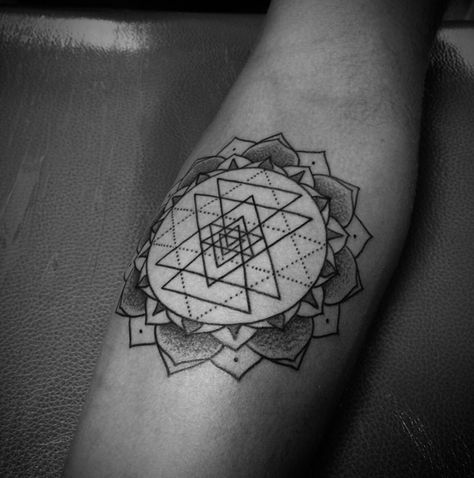 Sri Yantra Meaning, Sri Yantra Tattoo, Tattoo Sanskrit, Mandala Flower Tattoo, Tattoo Yoga, Tattoo Wave, Yantra Mandala, Yantra Tattoo, Hindu Tattoos