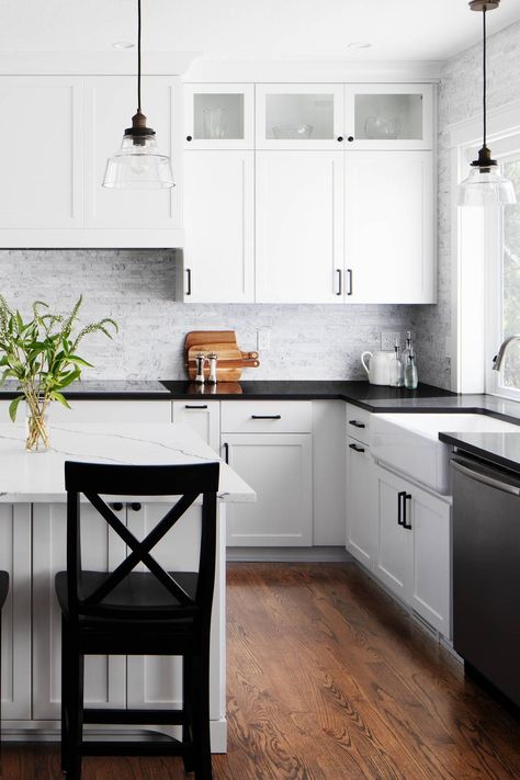 35 + Black And White Kitchen Ideas For Quartz Countertops White Island Black Countertops, Flip Kitchen, Black Quartz Countertops, White Cabinets White Countertops, Black Kitchen Countertops, White Shaker Kitchen Cabinets, Island Counter, White Island, White Shaker Kitchen